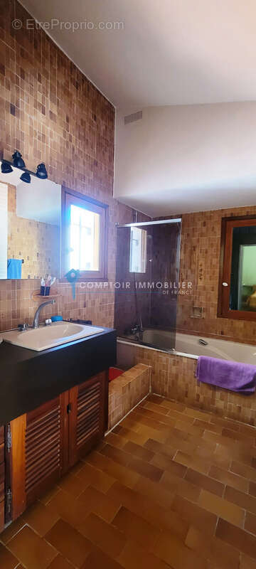 Collines - secteur residentiel - spacieuse villa 5 chambres avec piscine et dependances - photo 14