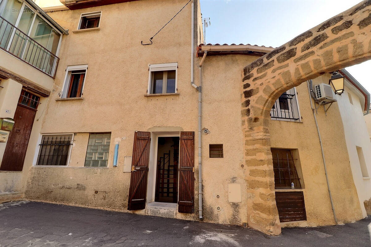 Maison à ENTRAIGUES-SUR-LA-SORGUE