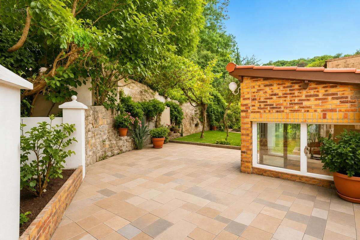 Appartement de 5 pièces de 110 m² situé à Lyon - photo 3