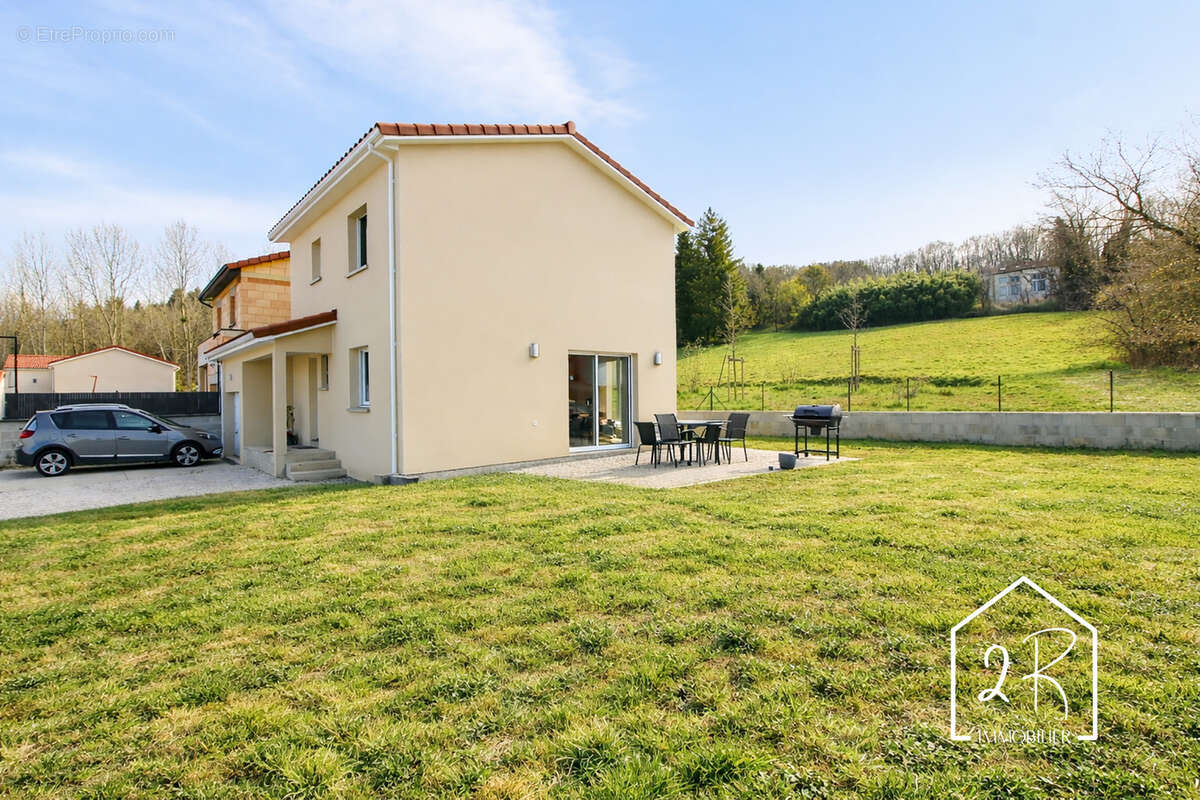 Maison à EYZIN-PINET