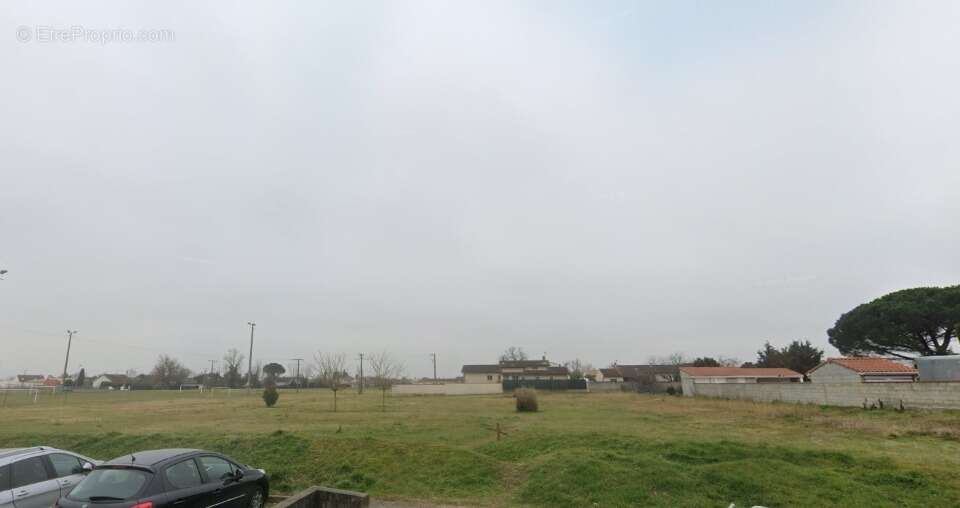 Terrain à PINS-JUSTARET