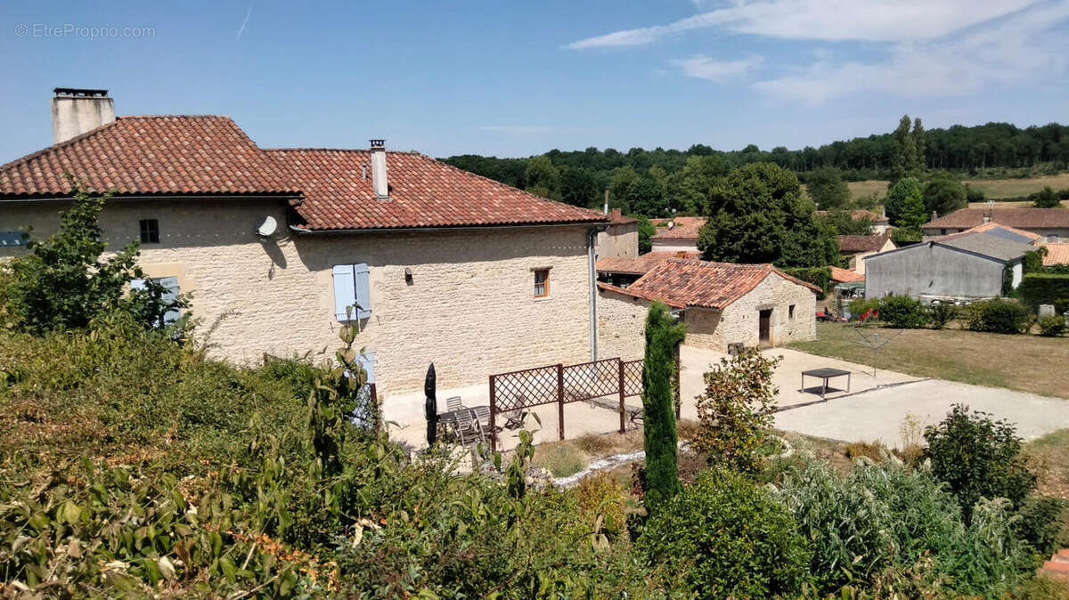 Près de Verteuil-sur Charente, Charmante Maison de Village Indépendante en Pierre, Vue, Superbes Jardins Champêtres - photo 7