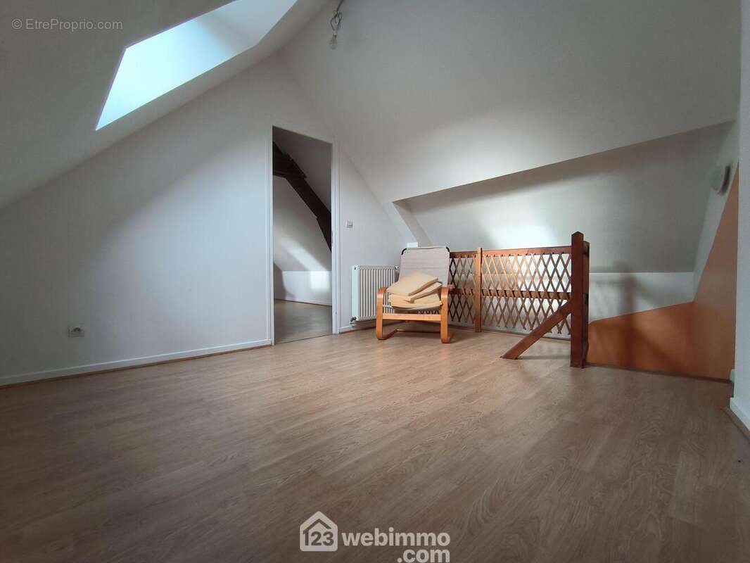 Au dernier étage une pièce palière de 6 m² pouvant faire office de dressing ou de bureau - Maison à PRESLES-ET-BOVES