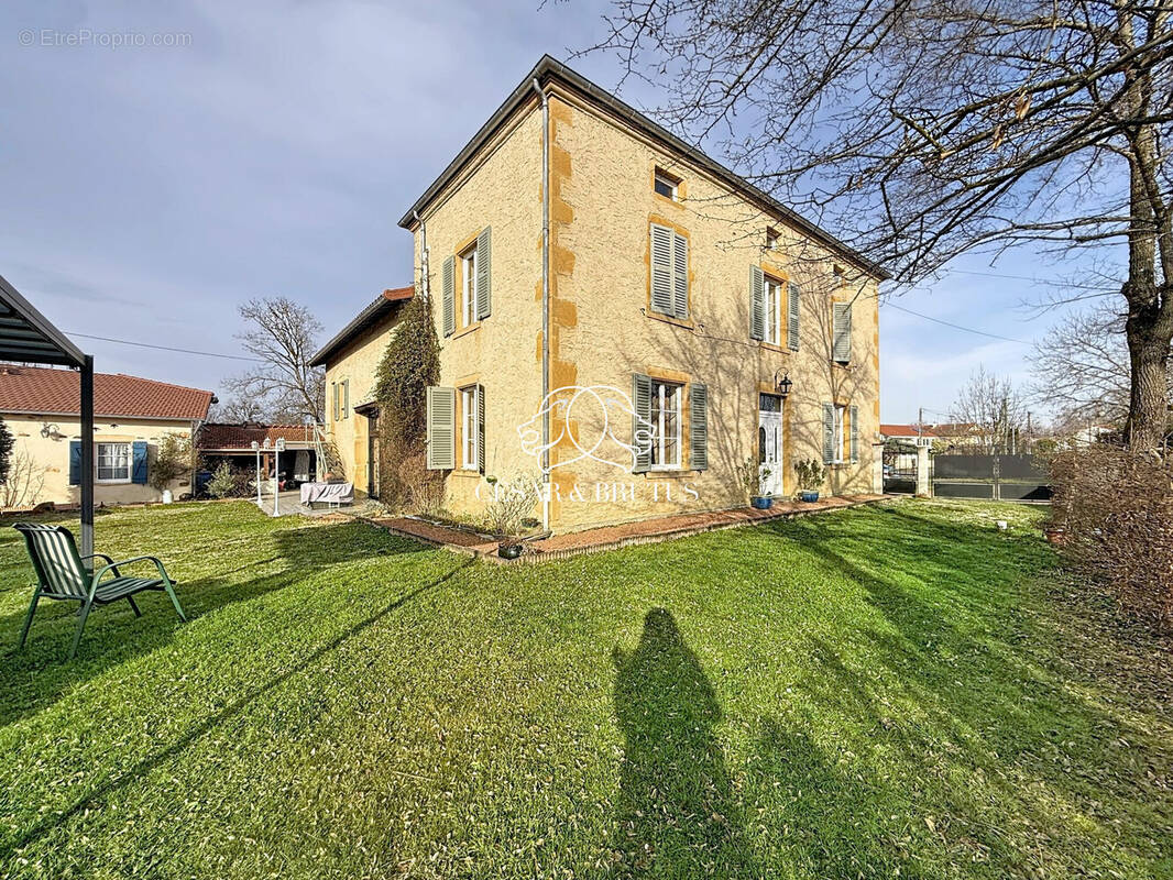 Maison à POUILLY-SOUS-CHARLIEU
