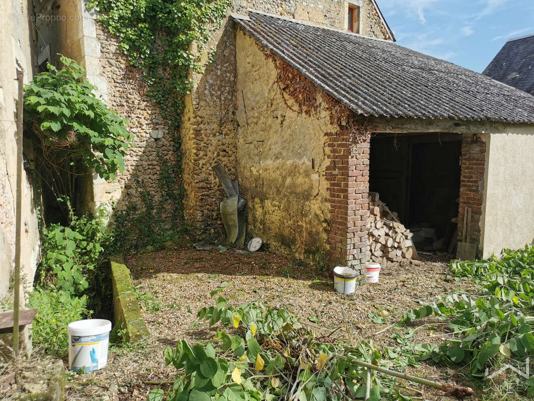 Maison en Pierre, Fort potentiel +300 m2 cave, garage, à restaurer entièrement - photo 2