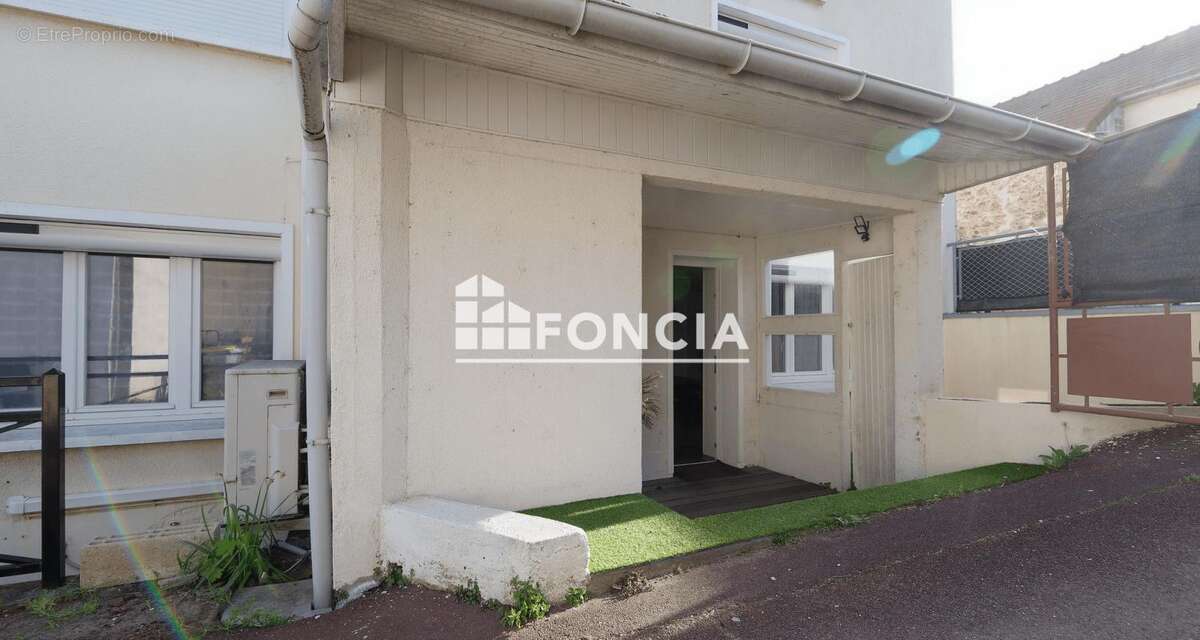 Saintry-sur-Seine – Route de Morsang  Maison avec grenier aménageable, terrasse et 2 parkings - photo 6