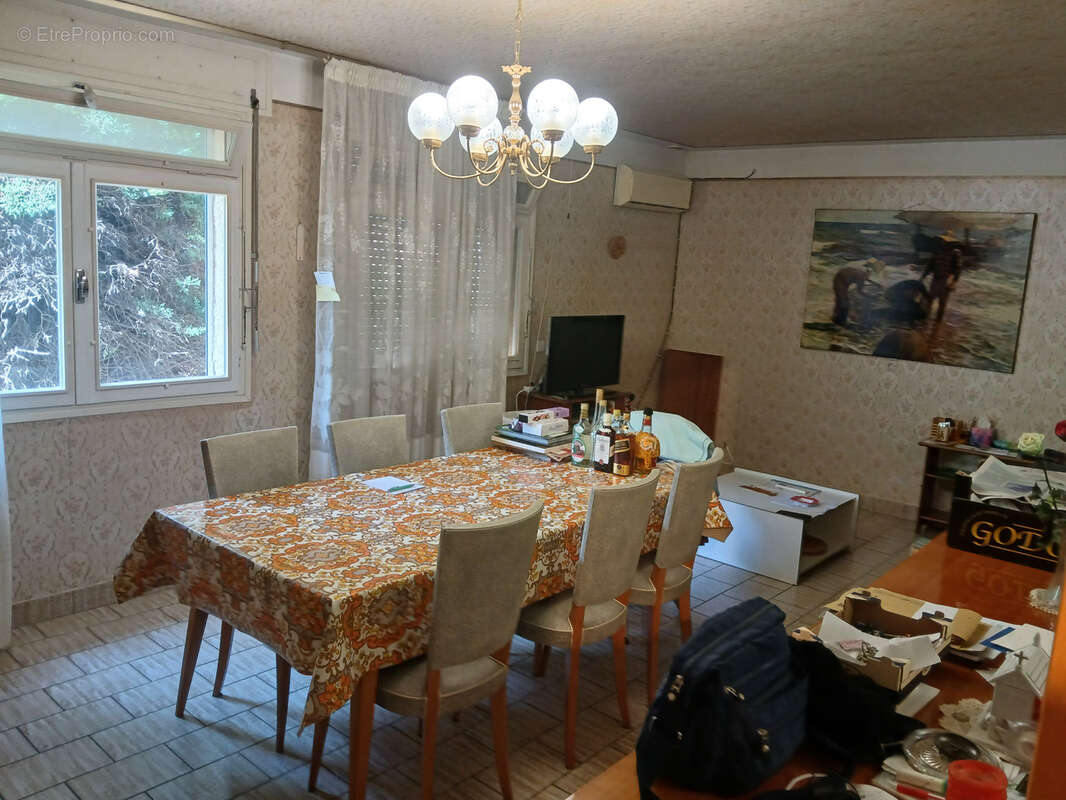 Villa sur 3 faces , 3 niveaux, 5 chambres , 2 bains, jardin , garage et parking. - photo 7