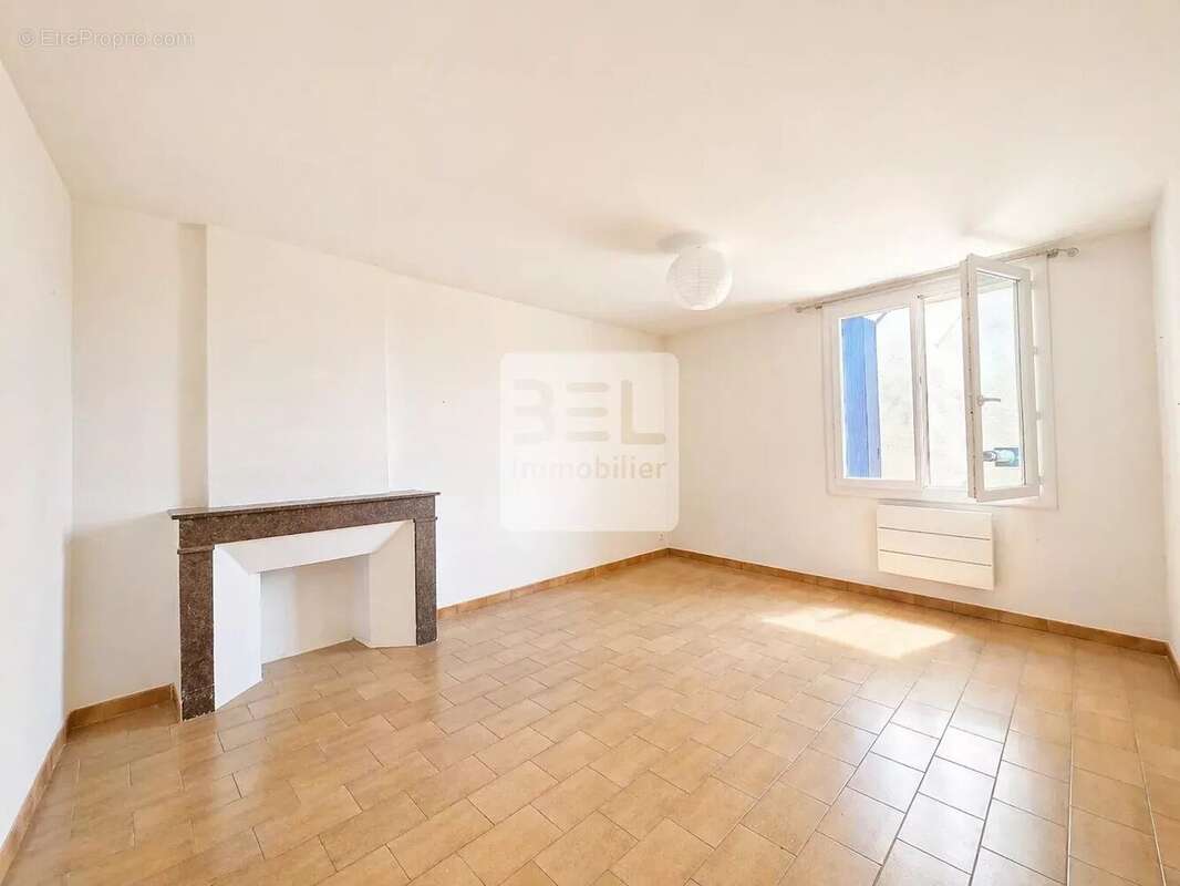 Appartement à LAUDUN-L'ARDOISE