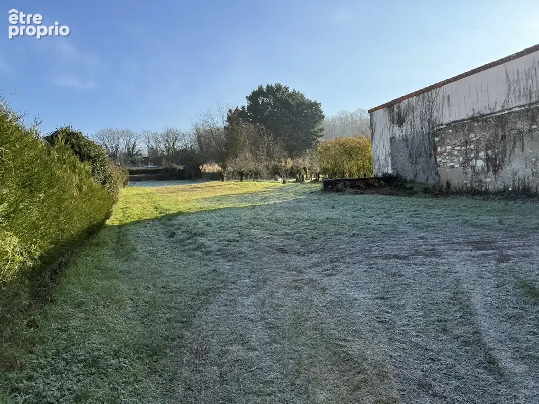 Terrain constructible de 1323 m2 - photo 2