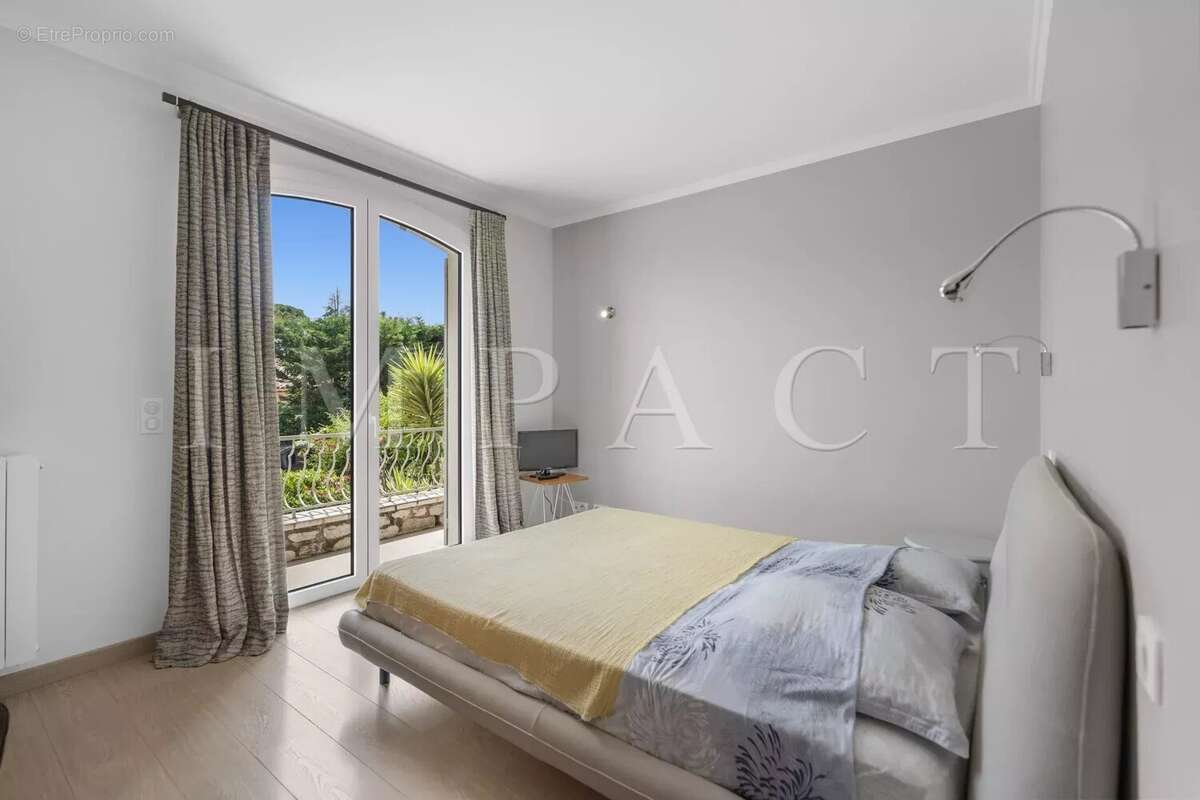 Maison à LA ROQUETTE-SUR-SIAGNE