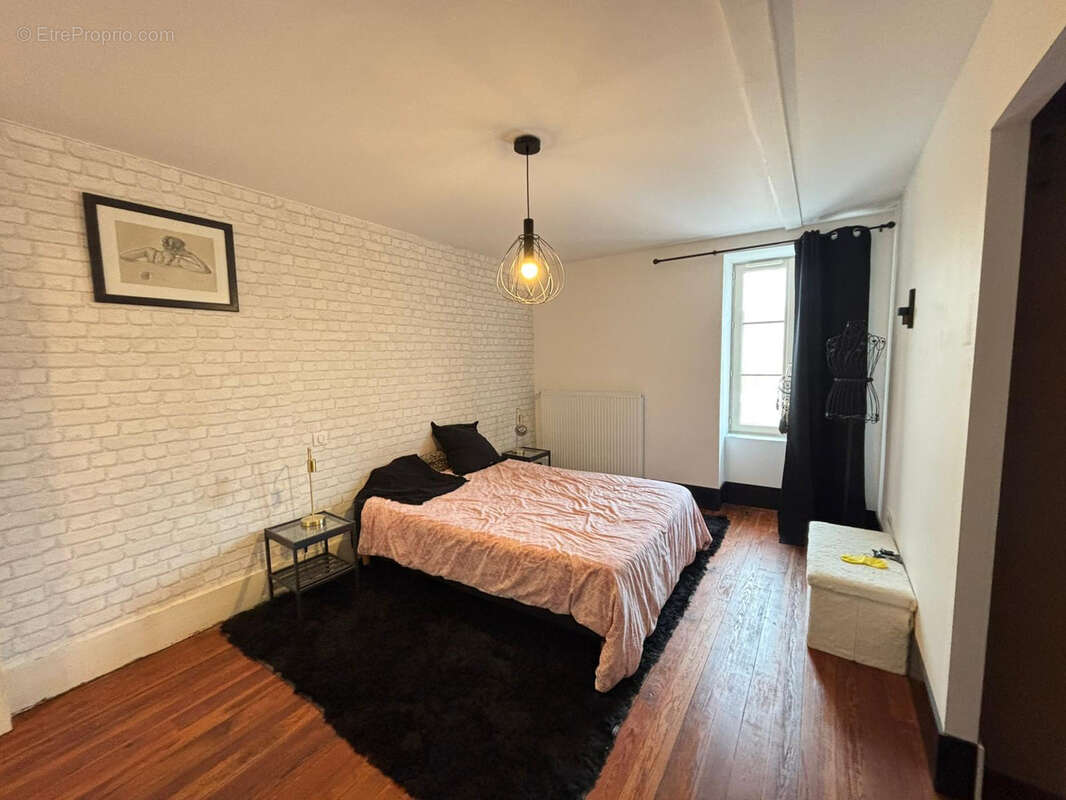 Maison à BAGE-LE-CHATEL