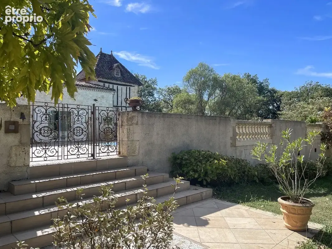 Une maison en pierres autour de sa piscine - photo 17