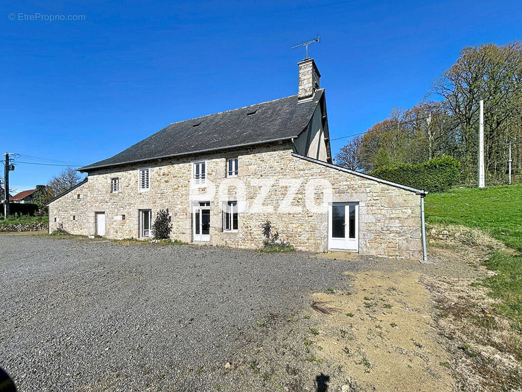 MONTBRAY, Maison de campagne au calme (grand séjour, 4 chambres, double garage) sur 10.000 m² de terrain. - photo 1