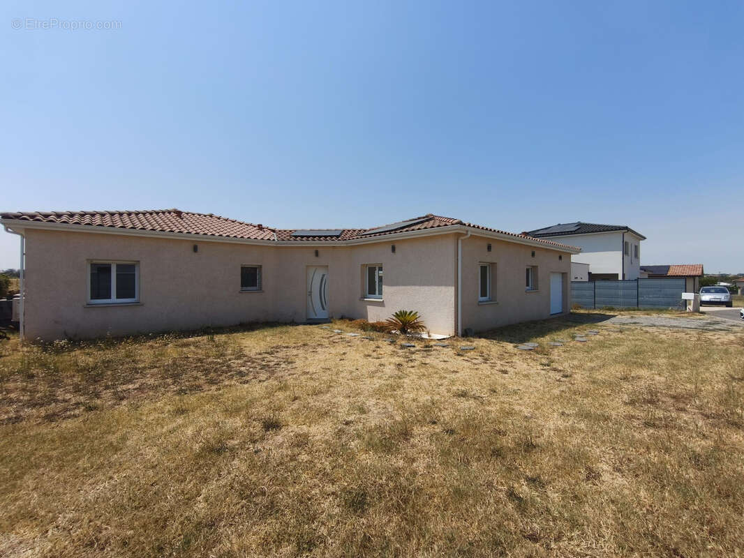 Maison récente T4 de 110 m2 de plain-pied avec terrasse et terrain clôturé - photo 3