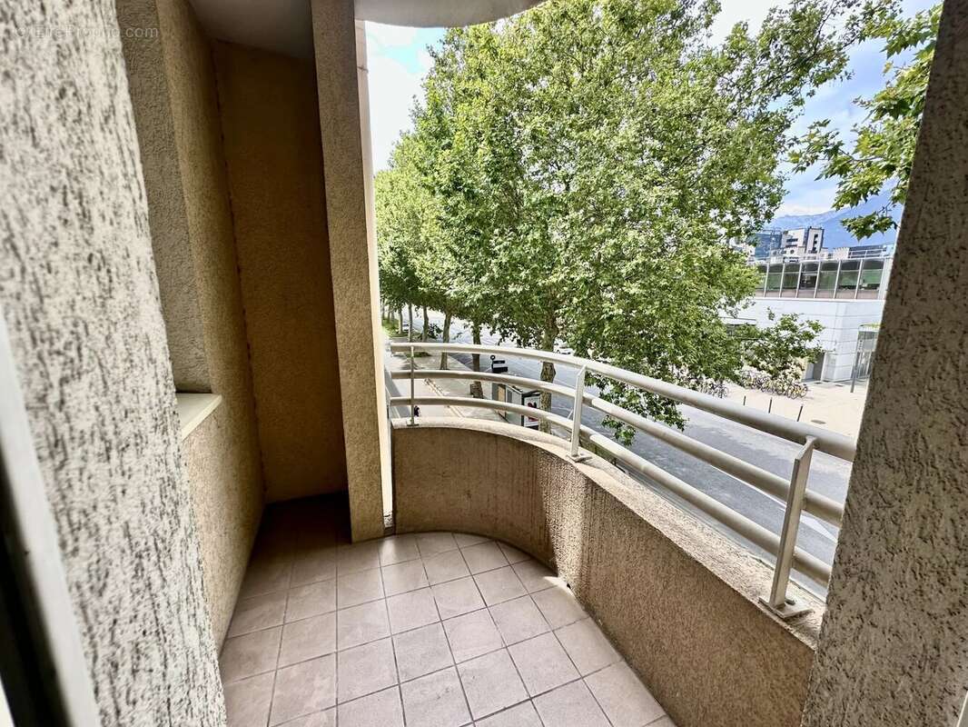 T4 lumineux de 87 m² avec balcon, ascenseur et garage en option – Secteur Gare - photo 14