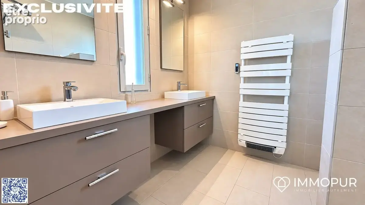 Salle d'eau avec double vasque