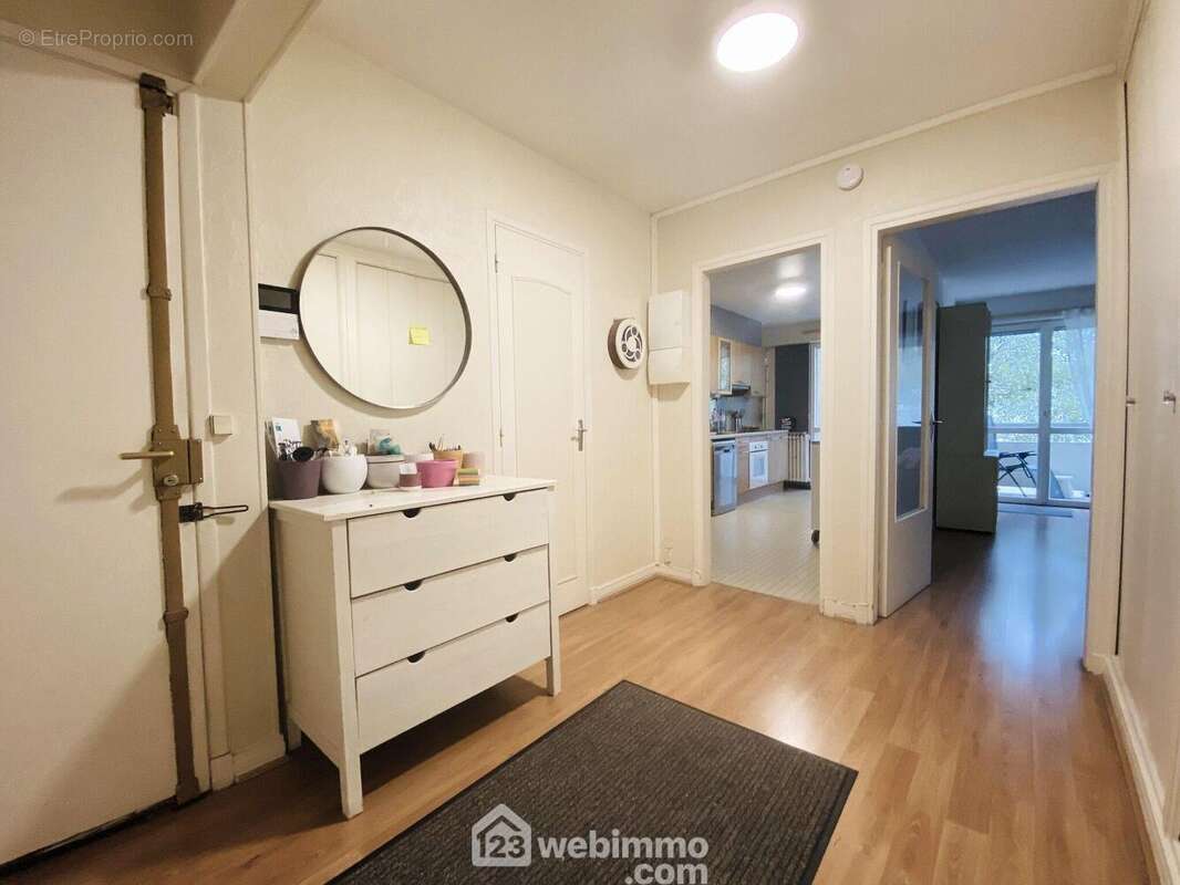 Découvrons l&#039;appartement par son entrée spacieuse avec rangement - Appartement à RIS-ORANGIS