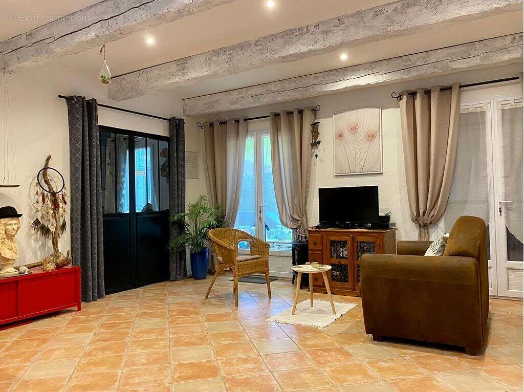 Maison 141 m² à Regusse  - photo 2