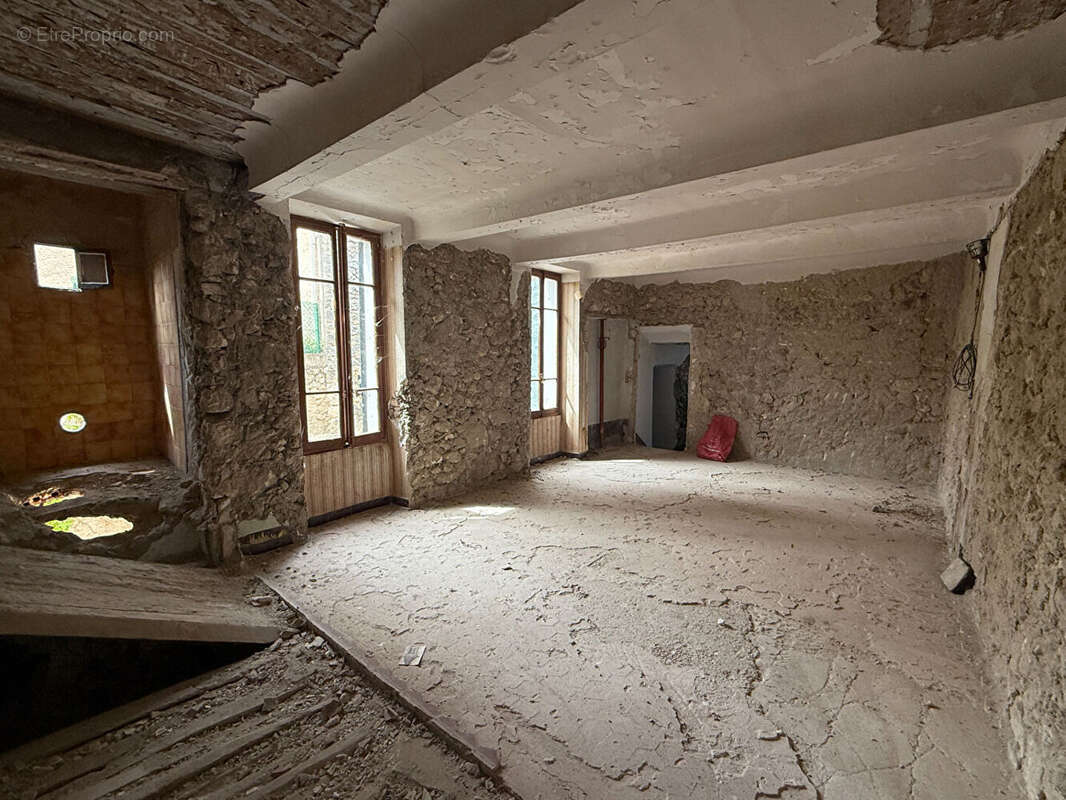 Maison à LA ROQUE-D&#039;ANTHERON