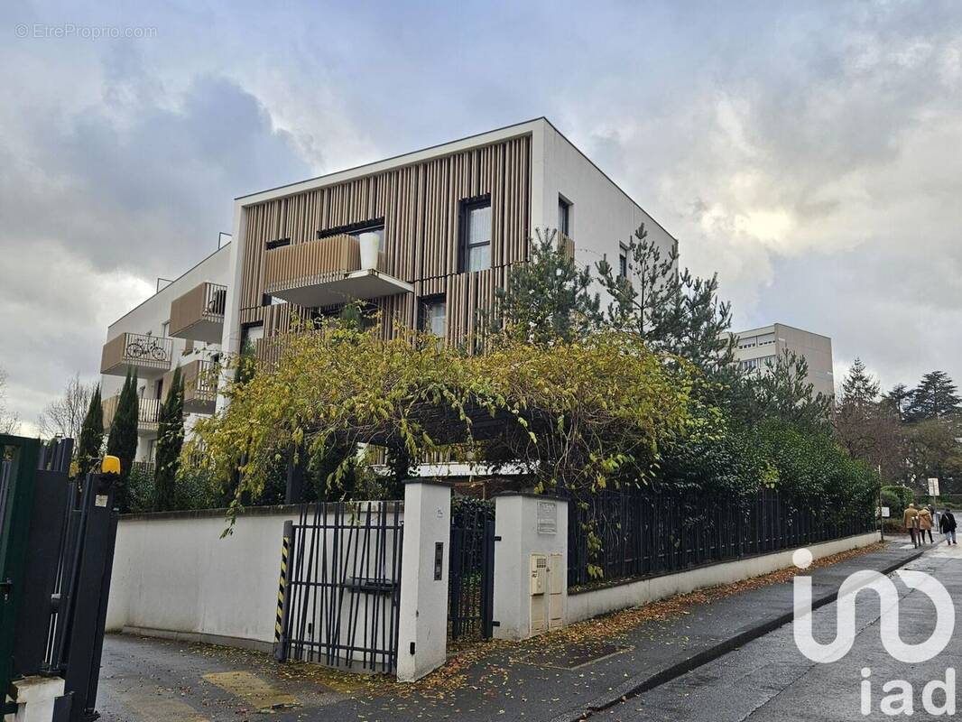 Photo 1 - Parking à ECULLY