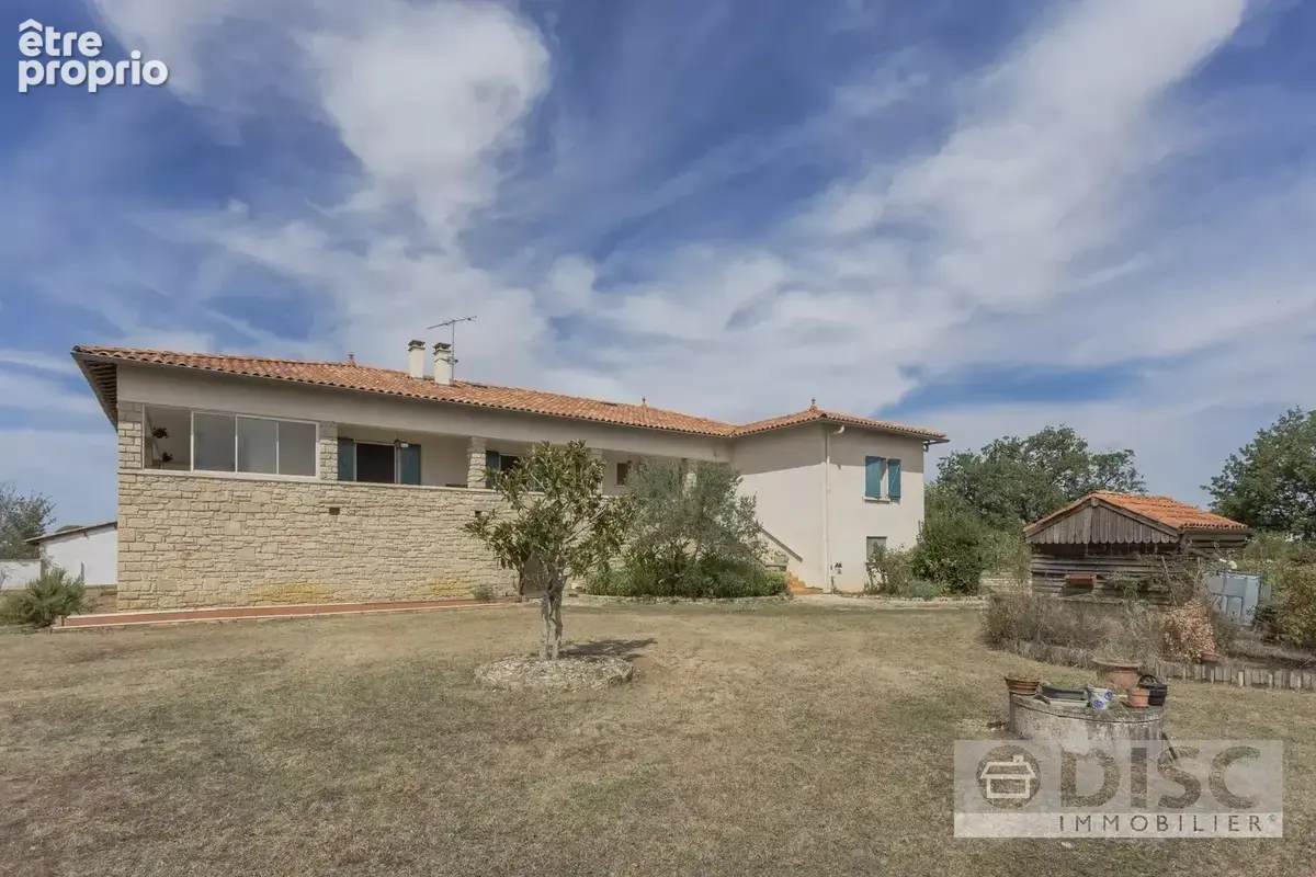 Vaste propriété de plus de 500 m² avec jardin clos et nombreuses possibilités. - photo 25