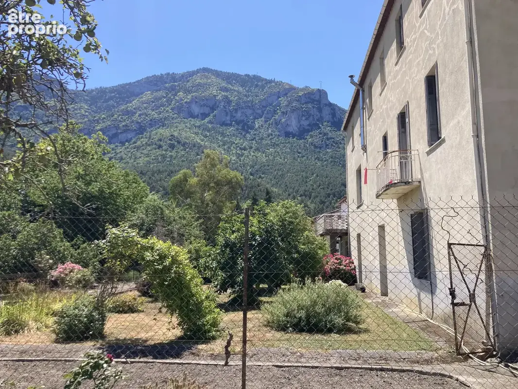 Propriété exceptionnelle en bord de rivière avec 3 appartements, grands garages et magnifique jardin à Axat - photo 39