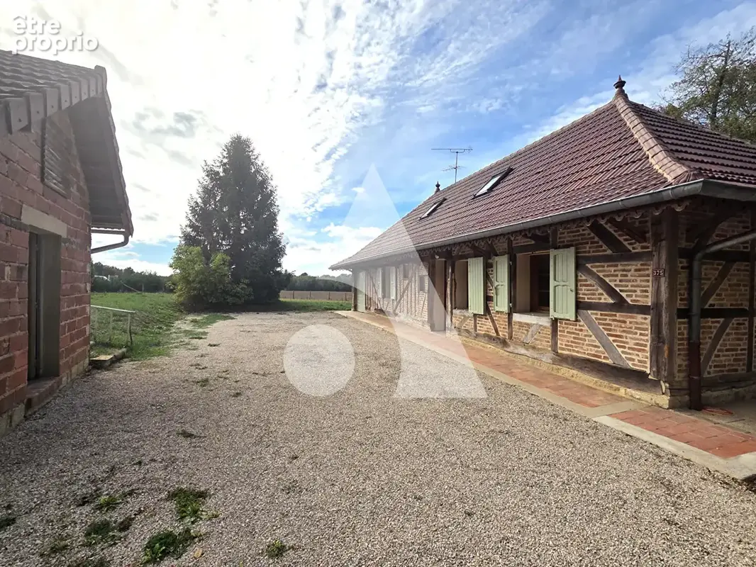 Maison bressane rénovée, 3 chambres, mezzanine, garage et terrain de 1 271 m² - photo 8