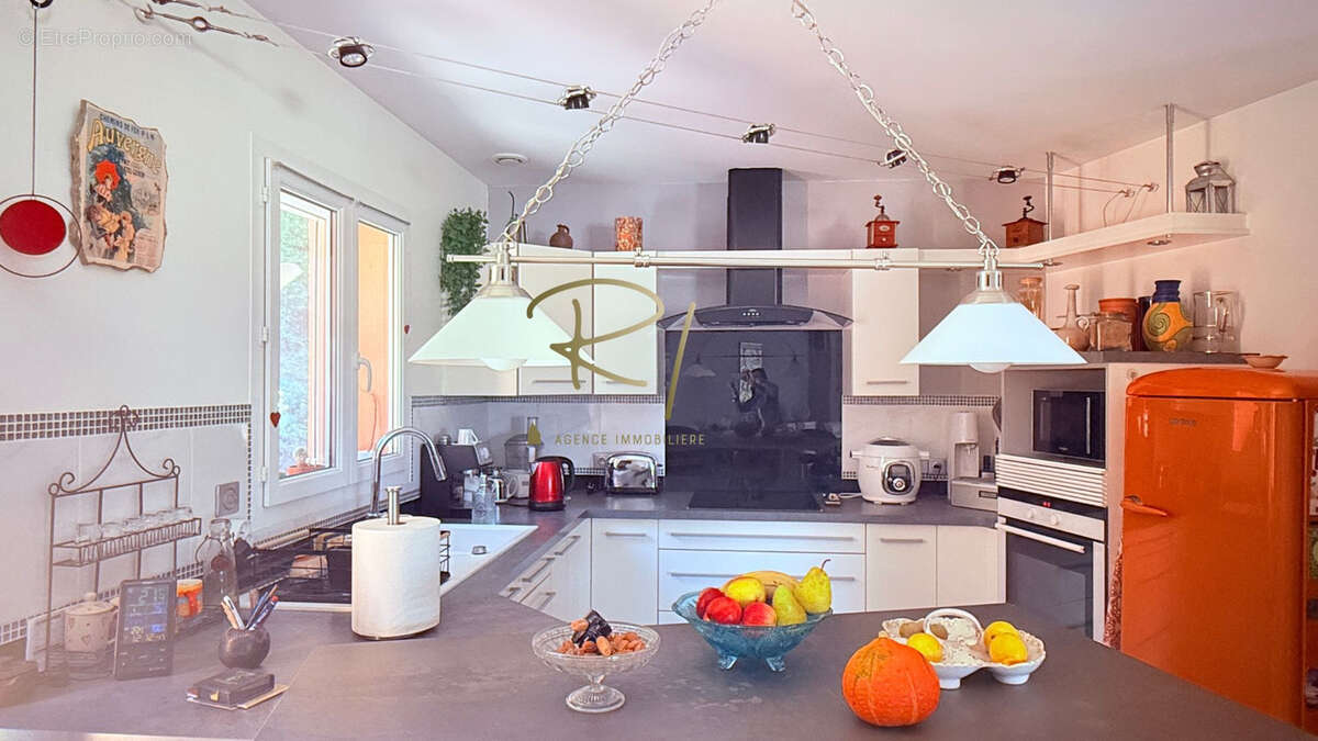 Maison à SAINT-JEAN-DE-MARUEJOLS-ET-AVEJAN