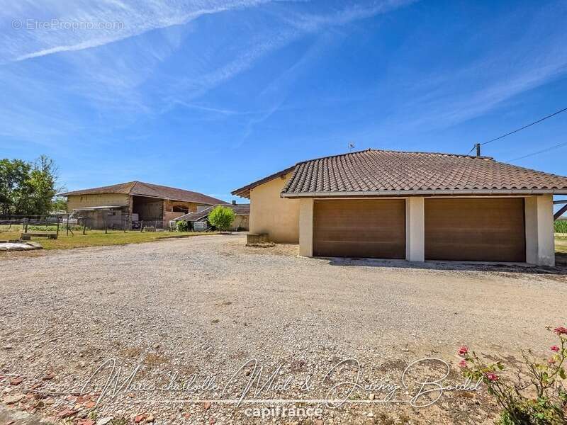 Longère avec double garage et dépendances - photo 19