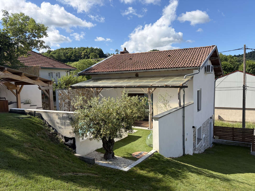 Maison à NIVOLAS-VERMELLE