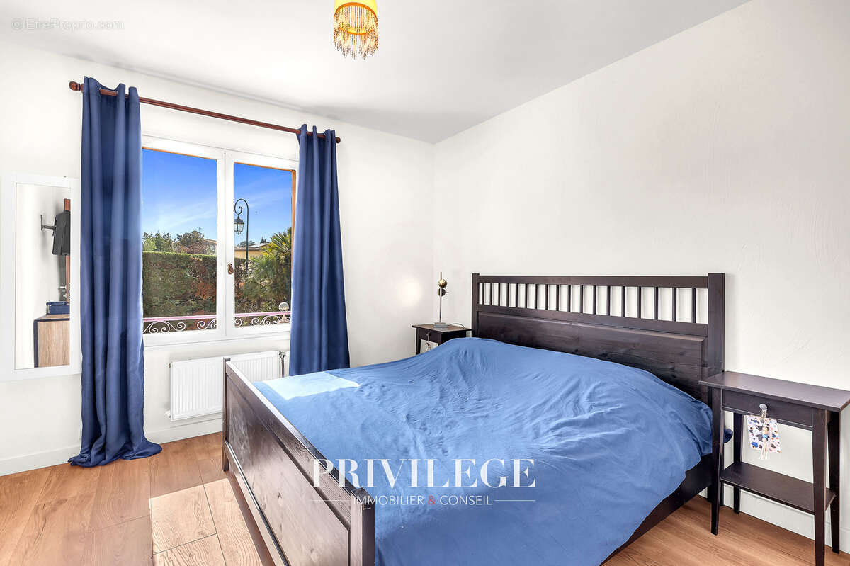 Maison à LA ROQUETTE-SUR-SIAGNE