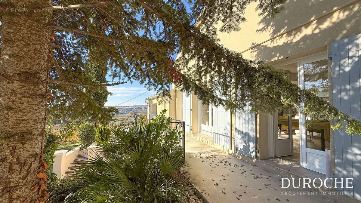Séguret, Maison restaurée avec vue exceptionnelle   109 m2, piscine, garage et atelier - photo 11