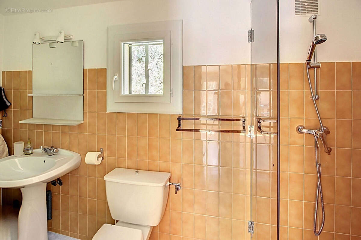 A VENDRE EN EXCLUSIVITE à TOURTOUR Maison de 132 m² + piscine + véranda de 15m² - photo 10