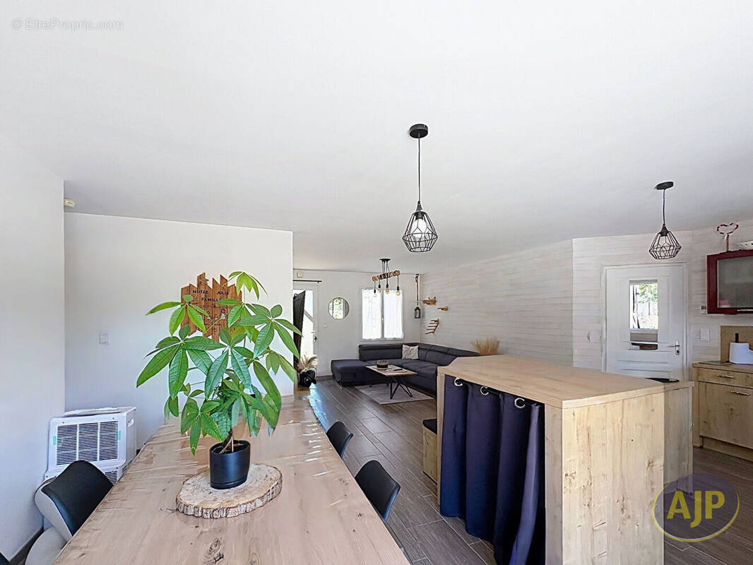 Photo Maison à Les Magnils-Reigniers au prix de 216 378€