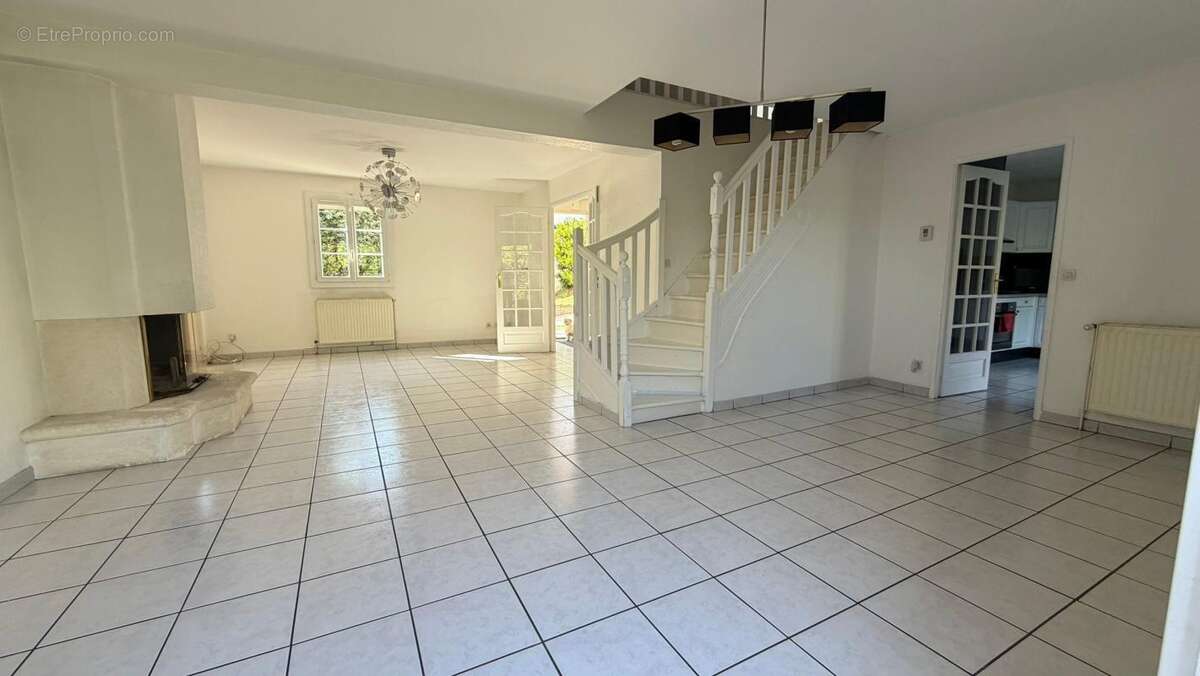 exclusivité NEUILLY PLAISANCE Maison individuelle, 5 chambres, 700 m² de terrain À Vendre - photo 8