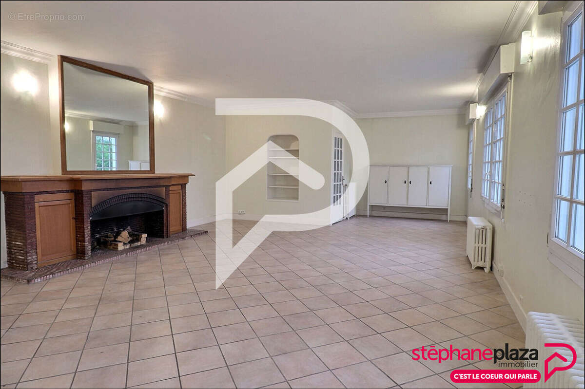 Maison à LE MESNIL-LE-ROI