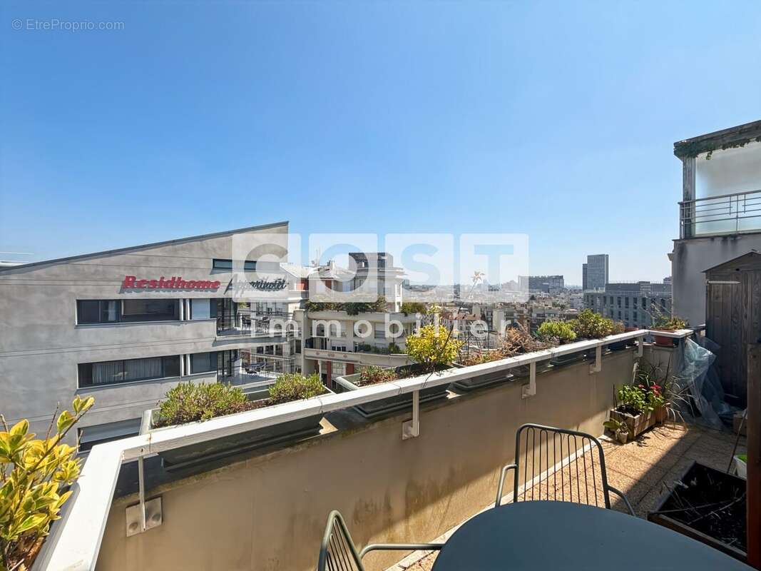 Appartement à COURBEVOIE