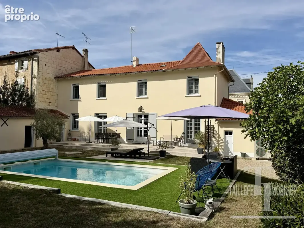 Photo Maison à Bussac au prix de 426 800€