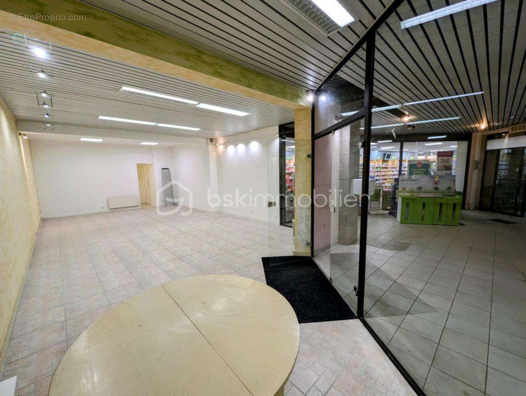 Commerce à SAINT-GEORGES-DE-REINTEMBAULT