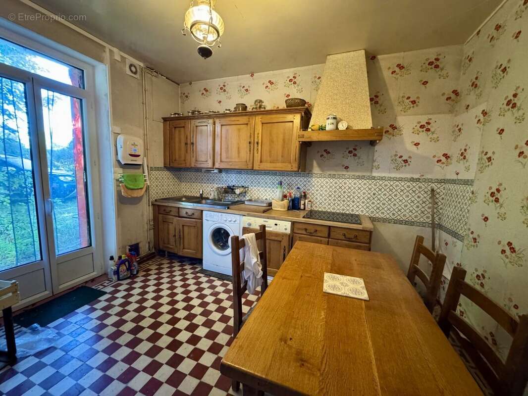 cuisine maison non rénovée - Maison à SURY-AUX-BOIS