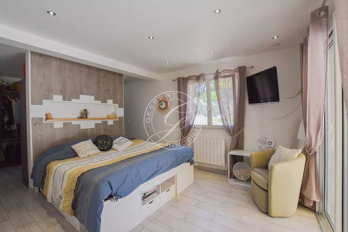 A vendre flayosc - villa  de 225 m2 avec piscine à pieds au village - photo 12