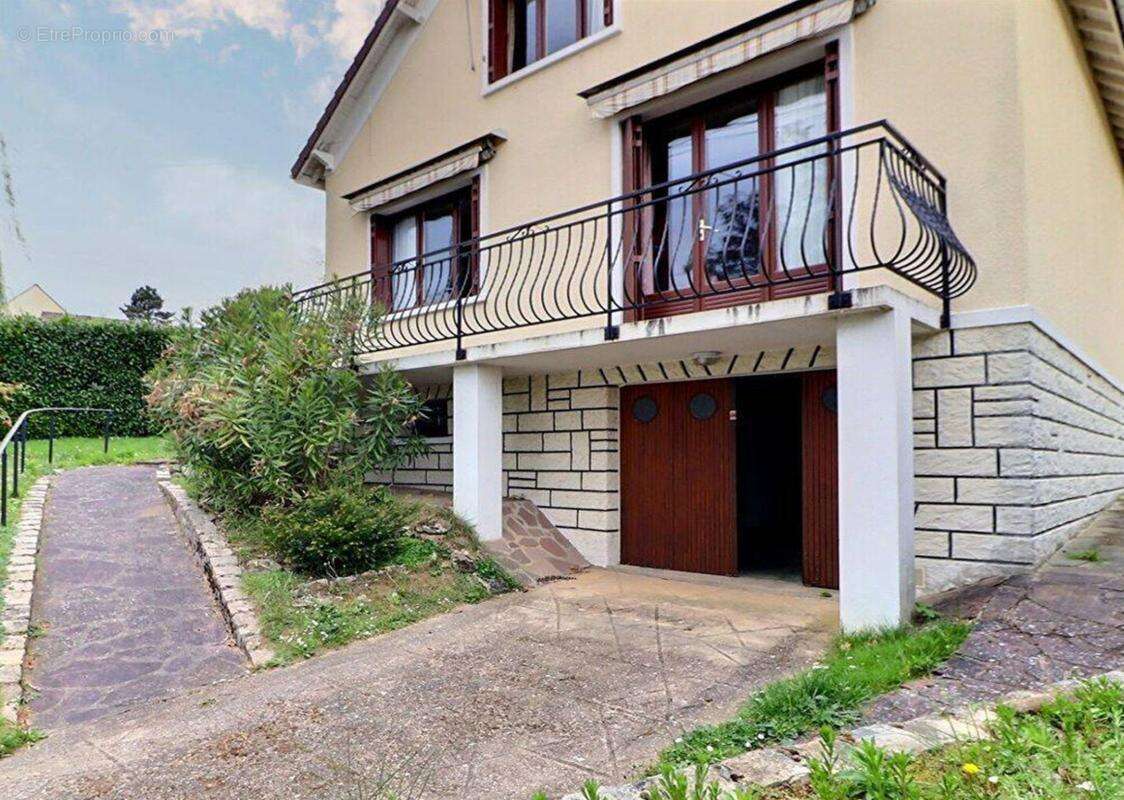 Maison à LES CLAYES-SOUS-BOIS