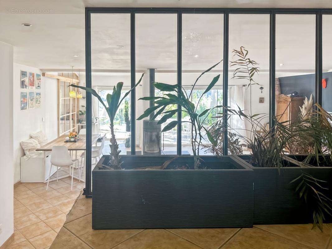Maison de 140 m² - Trois chambres et un bureau - 1500 m² en restanques - photo 5