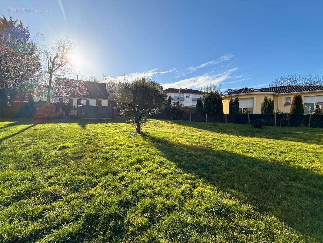 Terrain à COULOUNIEIX-CHAMIERS