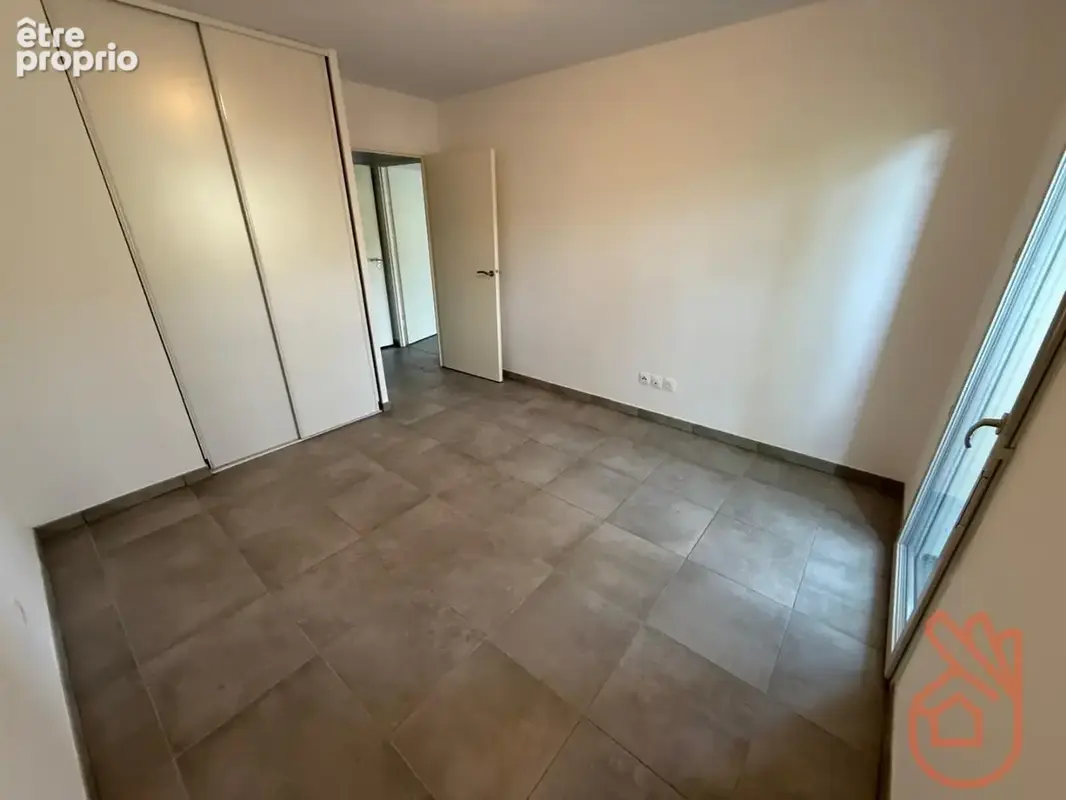 T2 en rdj + terrasse jardinet et 2 places de parking - photo 5