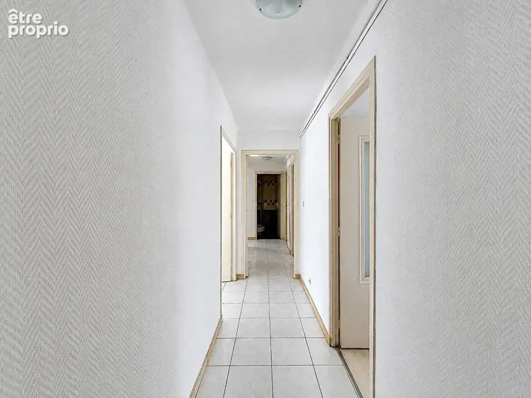 Carcassonne - appartement traversant 76 m² - dernier étage - balcons - parking privatif - photo 3