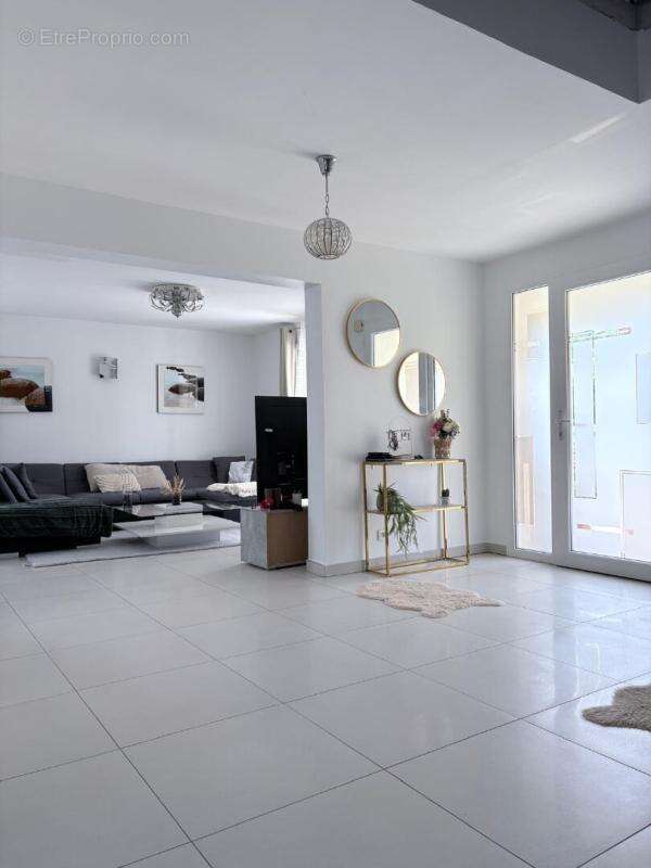 Volumes, luminosité et cadre privilégié pour cette belle maison familiale - photo 2