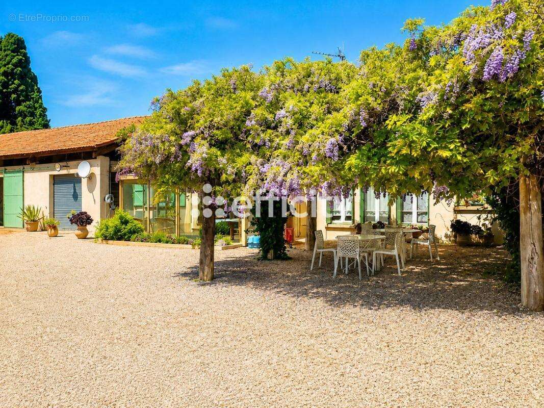 Maison 242 m² à Eyguieres  - photo 2