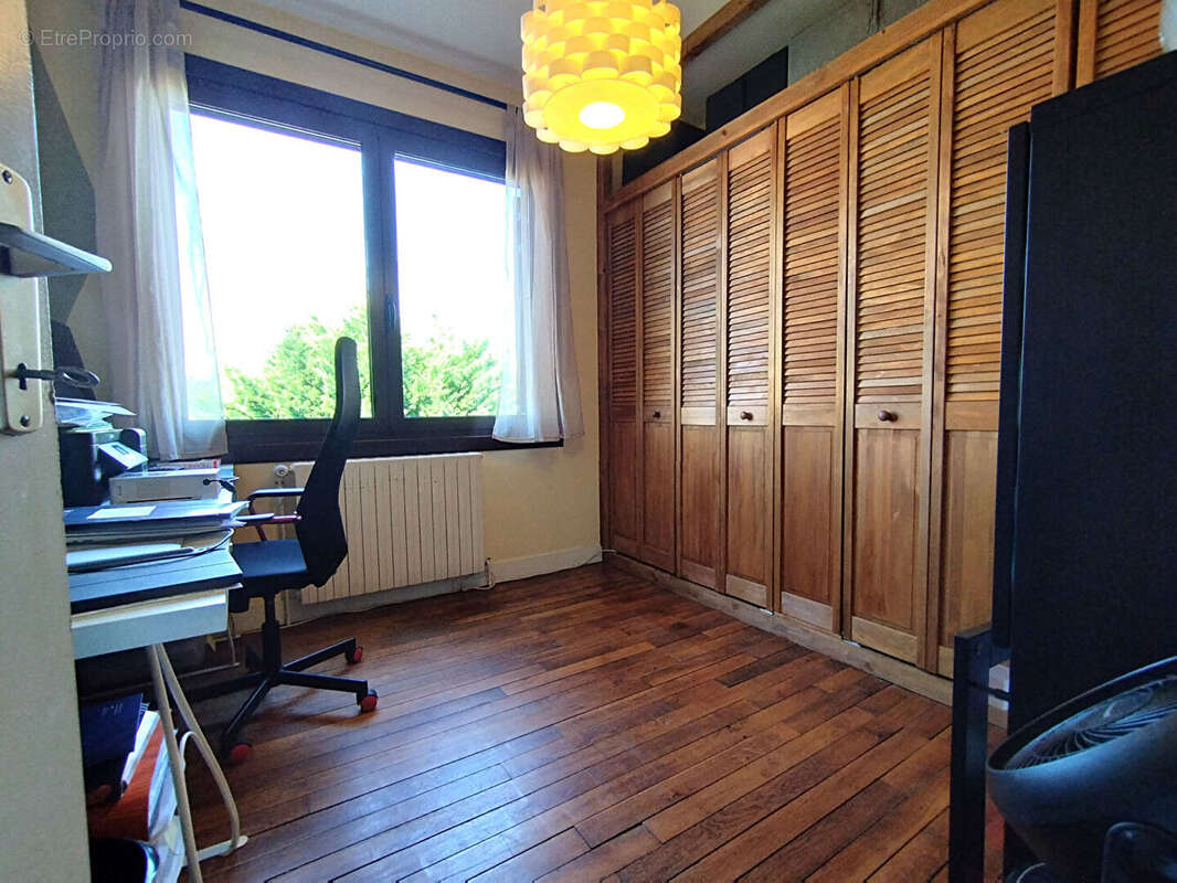 Un véritable cocon familial avec 5 chambres, deux garages et un magnifique jardin, à seulement quelques minutes de Tours et de l - photo 6