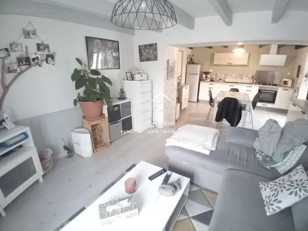 Pièce de vie ouverte sur cuisine A et E  - Maison à VAUX-SUR-VIENNE